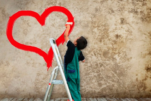 Niño pintando un corazón
