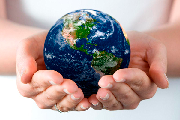 Con el planeta en las manos